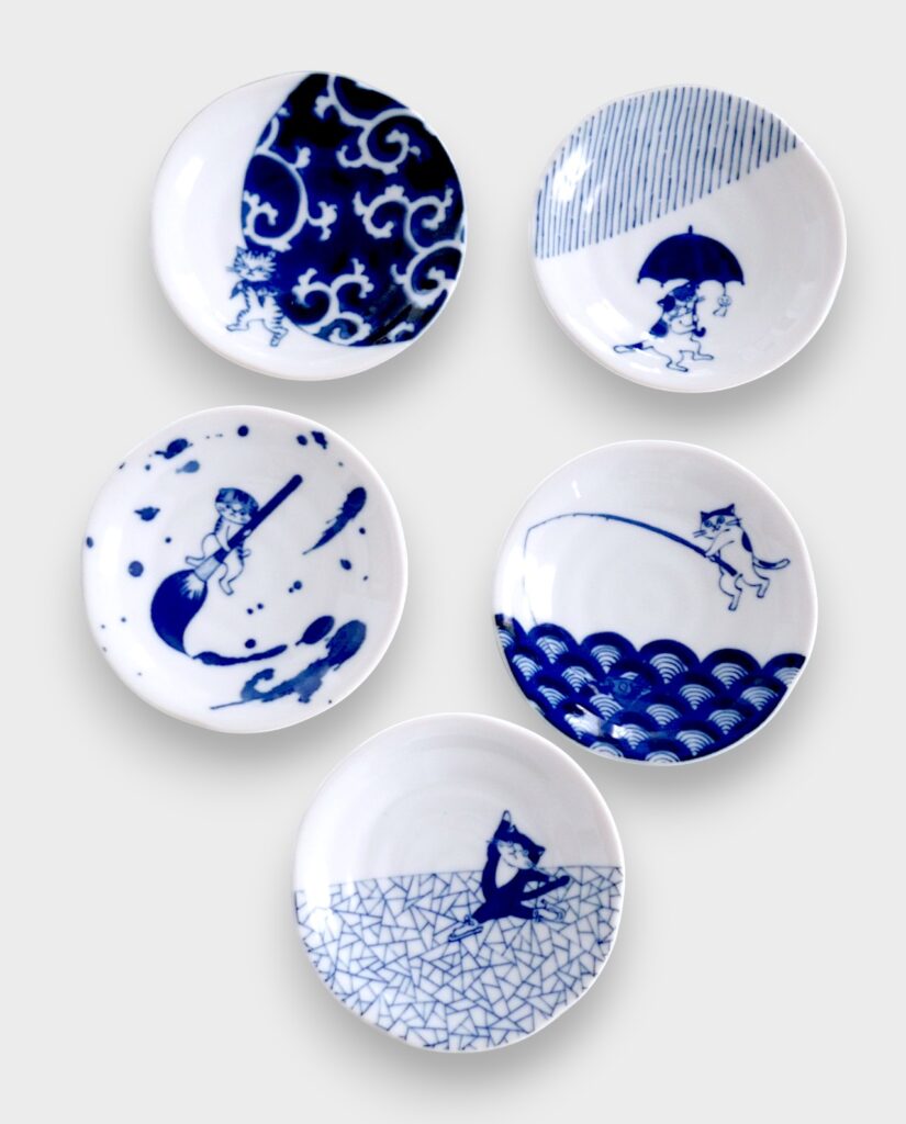 Lot de 5 petites assiettes japonaises aux motifs de chats en coffret